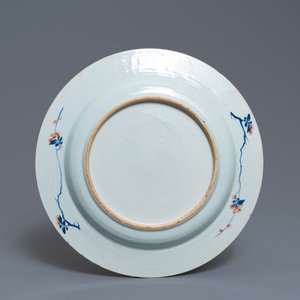 Un plat en porcelaine de Chine doucai à décor de deux cerfs, Kangxi — photo 2