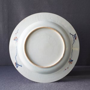 Un plat en porcelaine de Chine doucai à décor de deux cerfs, Kangxi — photo 7
