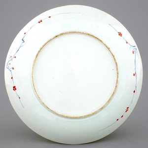 Un plat en porcelaine de Chine doucai à décor floral, Kangxi — photo 2