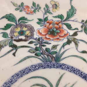 Un plat en porcelaine de Chine doucai à décor floral, Kangxi — photo 5