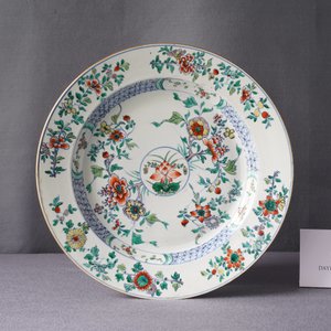 Un plat en porcelaine de Chine doucai, Kangxi — photo 3