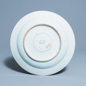 Un plat en porcelaine de Chine en bleu, blanc et rouge de cuivre sur fond bleu poudré, Kangxi — photo 2