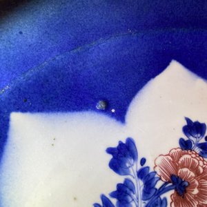 Un plat en porcelaine de Chine en bleu, blanc et rouge de cuivre sur fond bleu poudré, Kangxi — photo 4