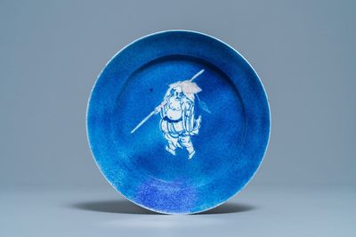Un plat en porcelaine de Chine en bleu, blanc et rouge de cuivre sur fond bleu poudré, Kangxi
