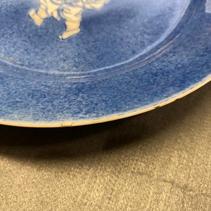 Un plat en porcelaine de Chine en bleu, blanc et rouge de cuivre sur fond bleu poudré, Kangxi — photo 4