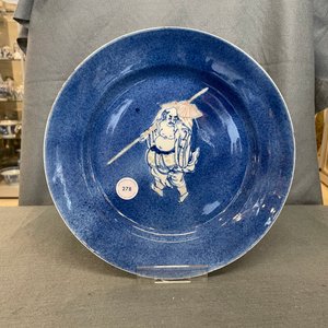 Un plat en porcelaine de Chine en bleu, blanc et rouge de cuivre sur fond bleu poudré, Kangxi — photo 7