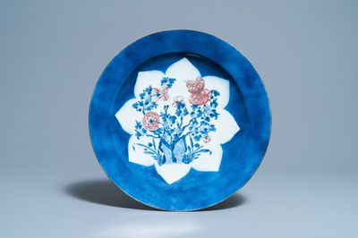 Un plat en porcelaine de Chine en bleu, blanc et rouge de cuivre sur fond bleu poudré, Kangxi