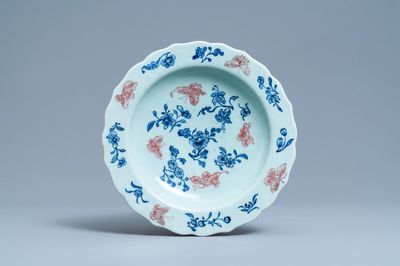 Un plat en porcelaine de Chine en bleu, blanc et rouge de cuivre sur fond céladon, marque et époque de Qianlong