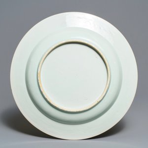 Un plat en porcelaine de Chine en bleu et blanc à bordure incisée, Kangxi — photo 2