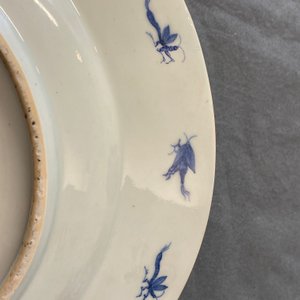 Un plat en porcelaine de Chine en bleu et blanc à décor 'Dames au Parasol', Qianlong — photo 12