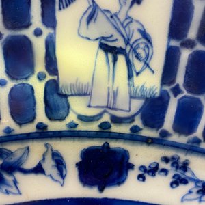 Un plat en porcelaine de Chine en bleu et blanc à décor 'Dames au Parasol', Qianlong — photo 5