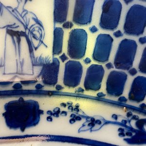 Un plat en porcelaine de Chine en bleu et blanc à décor 'Dames au Parasol', Qianlong — photo 7