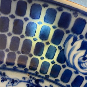 Un plat en porcelaine de Chine en bleu et blanc à décor 'Dames au Parasol', Qianlong — photo 8