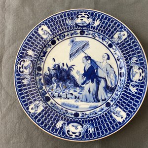 Un plat en porcelaine de Chine en bleu et blanc à décor 'Dames au Parasol', Qianlong — photo 10