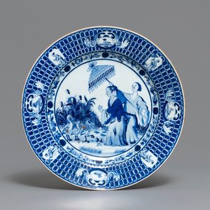 Un plat en porcelaine de Chine en bleu et blanc à décor 'Dames au Parasol', Qianlong — photo 1