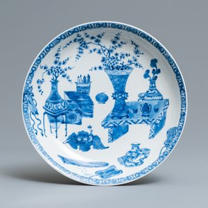 Un plat en porcelaine de Chine en bleu et blanc à décor d'antiquités, Kangxi — photo 1