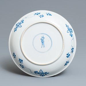 Un plat en porcelaine de Chine en bleu et blanc à décor d'antiquités, Kangxi — photo 2