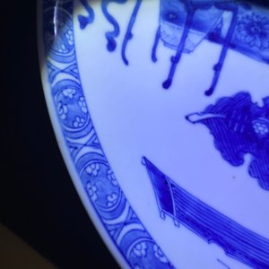 Un plat en porcelaine de Chine en bleu et blanc à décor d'antiquités, Kangxi — photo 3