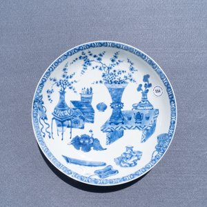 Un plat en porcelaine de Chine en bleu et blanc à décor d'antiquités, Kangxi — photo 5