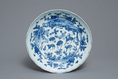 Un plat en porcelaine de Chine en bleu et blanc à décor de cerfs, oiseaux et insectes, Jiajing
