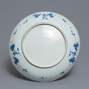 Un plat en porcelaine de Chine en bleu et blanc à décor de cerfs, oiseaux et insectes, Jiajing — photo 2