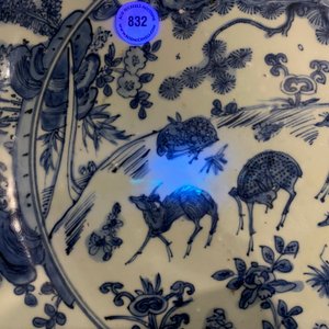 Un plat en porcelaine de Chine en bleu et blanc à décor de cerfs, oiseaux et insectes, Jiajing — photo 6