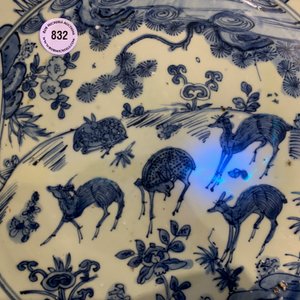Un plat en porcelaine de Chine en bleu et blanc à décor de cerfs, oiseaux et insectes, Jiajing — photo 7