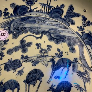 Un plat en porcelaine de Chine en bleu et blanc à décor de cerfs, oiseaux et insectes, Jiajing — photo 8