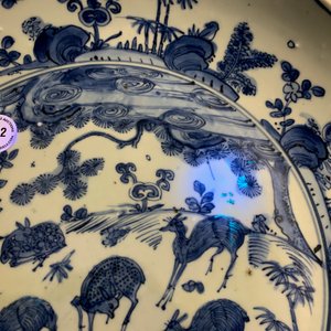 Un plat en porcelaine de Chine en bleu et blanc à décor de cerfs, oiseaux et insectes, Jiajing — photo 9