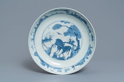Un plat en porcelaine de Chine en bleu et blanc à décor de deux cerfs, Jiajing
