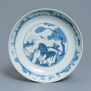 Un plat en porcelaine de Chine en bleu et blanc à décor de deux cerfs, Jiajing — photo 1