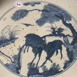 Un plat en porcelaine de Chine en bleu et blanc à décor de deux cerfs, Jiajing — photo 4
