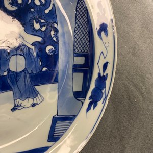 Un plat en porcelaine de Chine en bleu et blanc à décor de figures dans un jardin, Kangxi — photo 6