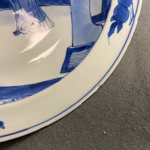Un plat en porcelaine de Chine en bleu et blanc à décor de figures dans un jardin, Kangxi — photo 7