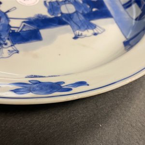 Un plat en porcelaine de Chine en bleu et blanc à décor de figures dans un jardin, Kangxi — photo 8