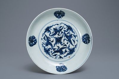 Un plat en porcelaine de Chine en bleu et blanc à décor de grues, Jiajing
