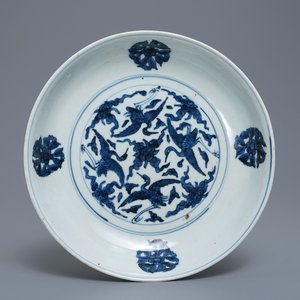 Un plat en porcelaine de Chine en bleu et blanc à décor de grues, Jiajing — photo 1