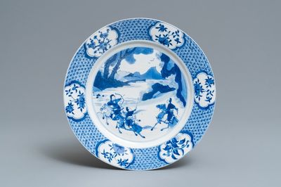 Un plat en porcelaine de Chine en bleu et blanc à décor de guerriers, marque de Chenghua, Kangxi