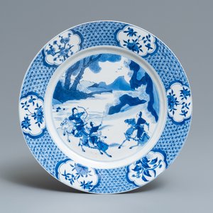Un plat en porcelaine de Chine en bleu et blanc à décor de guerriers, marque de Chenghua, Kangxi — photo 1