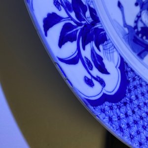 Un plat en porcelaine de Chine en bleu et blanc à décor de guerriers, marque de Chenghua, Kangxi — photo 5
