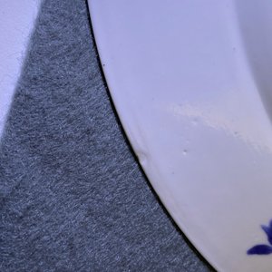 Un plat en porcelaine de Chine en bleu et blanc à décor de guerriers, marque de Chenghua, Kangxi — photo 6