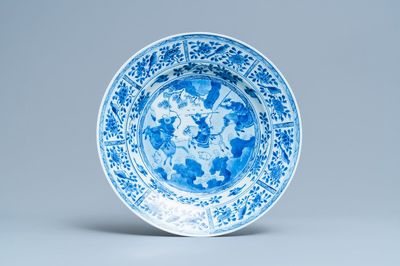 Un plat en porcelaine de Chine en bleu et blanc à décor de la chasse, Kangxi