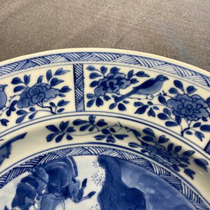 Un plat en porcelaine de Chine en bleu et blanc à décor de la chasse, Kangxi — photo 6