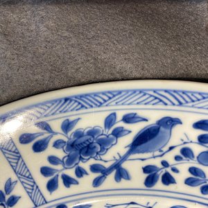 Un plat en porcelaine de Chine en bleu et blanc à décor de la chasse, Kangxi — photo 3