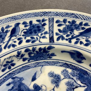 Un plat en porcelaine de Chine en bleu et blanc à décor de la chasse, Kangxi — photo 10