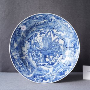 Un plat en porcelaine de Chine en bleu et blanc à décor de musiciens, Kangxi — photo 12