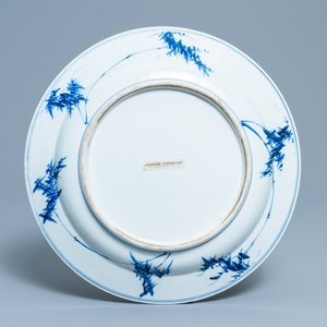 Un plat en porcelaine de Chine en bleu et blanc à décor de musiciens, Kangxi — photo 2