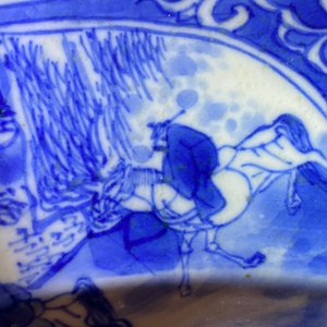 Un plat en porcelaine de Chine en bleu et blanc à décor de musiciens, Kangxi — photo 4