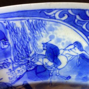 Un plat en porcelaine de Chine en bleu et blanc à décor de musiciens, Kangxi — photo 5