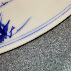 Un plat en porcelaine de Chine en bleu et blanc à décor de musiciens, Kangxi — photo 6